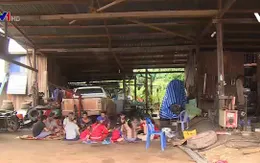 Người Việt tại Lào giúp nhau trong hoạn nạn