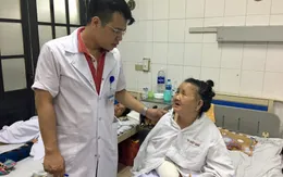Trên đường đi mua thuốc về, cụ bà bị chó dữ xô ngã tấn công