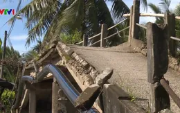 Người dân Vĩnh Long “nín thở” đi qua cầu mục nát, xiêu vẹo