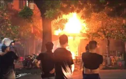 Hà Nội: Cháy lớn sau tiếng nổ ở quán bia, thực khách chạy tán loạn