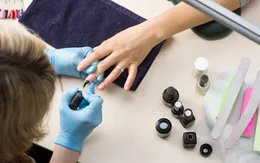 Cảnh báo dị ứng khi làm móng bằng gel và đắp móng tay giả