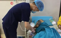 Máu chảy "ồ ạt" trong thực quản bệnh nhân nghiện rượu