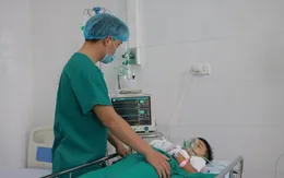 Bé trai 8 tuổi nhập viện cấp cứu do đồ chơi chạy pin phát nổ