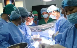 Lần đầu phẫu thuật lồng ngực có sử dụng máy tim phổi nhân tạo