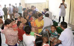 Khám cấp thuốc miễn phí cho 800 người dân vùng lũ lụt ở Nghệ An