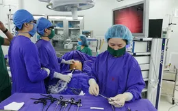 Bé trai 9 tuổi bị ruột chui lên lồng ngực