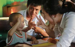 Bệnh viện Nhi Trung Ương: Cấy ốc tai điện tử miễn phí cho trẻ em nghe kém
