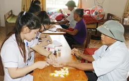 Khám, cấp thuốc miễn phí cho người dân xã Thạch Mỹ, Hà Tĩnh