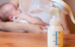 Mẹ nào thường vắt sữa để dành cho con, đừng bỏ qua 5 lưu ý này!