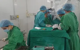 Cận cảnh khối u tủy sống dài 10cm gây tê liệt chân