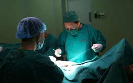 Giải thoát cho người đàn ông gần 10 năm bí tiểu