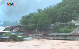 Mưa lũ chia cắt nhiều tuyến đường