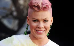 Nhập viện do viêm dạ dày, Pink tiếp tục hủy diễn