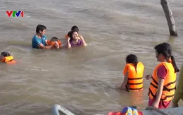 Phụ huynh vùng lũ Đồng Tháp tự dạy bơi cho trẻ