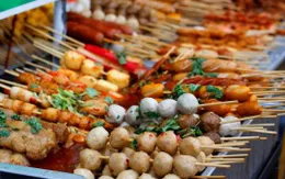 Que thịt xiên cắm vào hốc mắt bé trai 4 tuổi