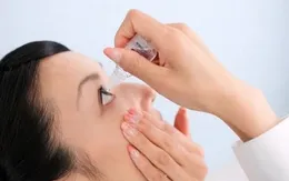 Cẩn thận mù lòa do dùng thuốc nhỏ mắt không đúng cách
