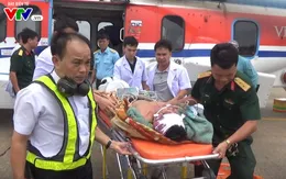 Bay trong đêm đưa 2 ngư dân gặp nạn trên biển về đất liền cấp cứu