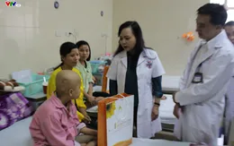 Bộ trưởng Bộ Y tế tặng quà Trung thu cho bệnh nhi ung thư