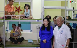 Bộ trưởng Bộ Y tế thăm tặng quà cho các gia đình bệnh nhi trong vụ cháy khu nhà trọ Đê La Thành