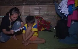 Những đứa trẻ tìm chữ trong quầng tối lòng hồ