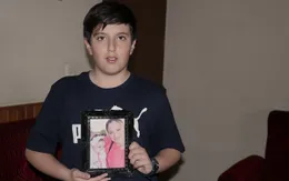 Cậu bé mồ côi khẩn cầu dân mạng giúp tìm lại chiếc smartphone có chứa ảnh mẹ