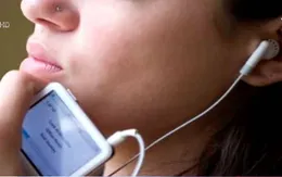 Nghe tai nghe âm lượng quá lớn làm tổn hại thính giác