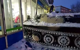 Nga: Đâm xe thiết giáp vào cửa hàng để cướp rượu