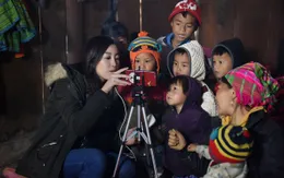 Hoa hậu Mỹ Linh bất ngờ làm MC hiện trường bản tin thời sự của VTV