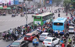 Hà Nội: Một ngày hỗn loạn của buýt nhanh BRT