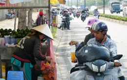 Sài Gòn nắng gay gắt, người dân xếp hàng chờ mua nước giải nhiệt