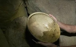 Phát hiện hang động có chậu sứ nghi là cổ vật