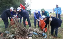 Gần 1.000 đoàn viên thanh niên dọn rác trên bãi biển Sầm Sơn