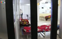 "Mong trời mau sáng cho bớt lạnh!"