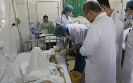 8 tiếng phẫu thuật cứu đôi chân nam thanh niên bị tai nạn lóc hở xương