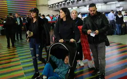 Các nhà ngoại giao Mỹ bắt đầu rời Venezuela