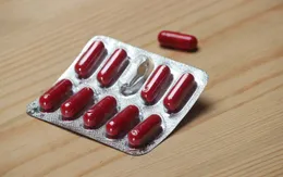 Người phụ nữ sống sót sau 17 ngày bị tắc vỏ vỉ thuốc con nhộng trong cổ họng