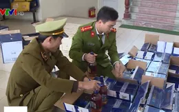 Bắt giữ xe tải vận chuyển gần 1.000 chai rượu ngoại nhập lậu