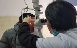 Người đàn ông bỏng giác mạc, nguy cơ mù mắt do pháo hoa bắn vào mắt