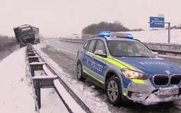Tuyết rơi làm tê liệt giao thông châu Âu