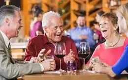 Bệnh nhân tim mạch lớn tuổi có thể cải thiện sức khoẻ nhờ uống rượu vang mỗi ngày