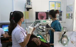 Nội soi thực quản gắp cả thuốc lẫn vỏ cho ông cụ 96 tuổi