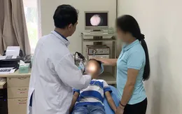 Gắp đuôi bút bi trong mũi bé trai 7 tuổi