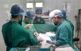 Bỏ về nhà đắp thuốc đông y, cụ ông nhập viện với khối ung thư da lở loét
