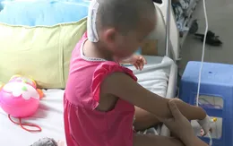 Chủ quan khi con ngã xe đạp, bố mẹ phải đưa con đi cấp cứu từ mờ sáng