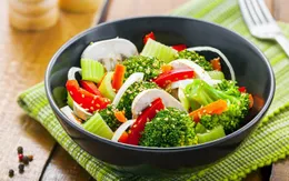 Cách ăn rau tưởng ngon, lành mạnh nhưng "phá hoại" cơ thể bạn