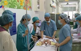 Tiến hành phẫu thuật tách cặp song sinh dính liền hiếm gặp ở TP.HCM