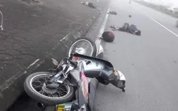 Xe máy chạy tốc độ cao, ngã văng ra đường khiến 2 người thương vong