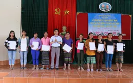 Trao quyết định nhập quốc tịch Việt Nam cho 350 cư dân biên giới Việt Nam - Lào