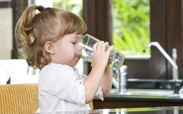 Bổ sung nước giúp cải thiện sự linh hoạt của trẻ nhỏ