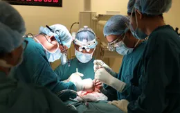 Giải thoát cho nam thanh niên khỏi khối u làm biến dạng khuôn mặt suốt 17 năm